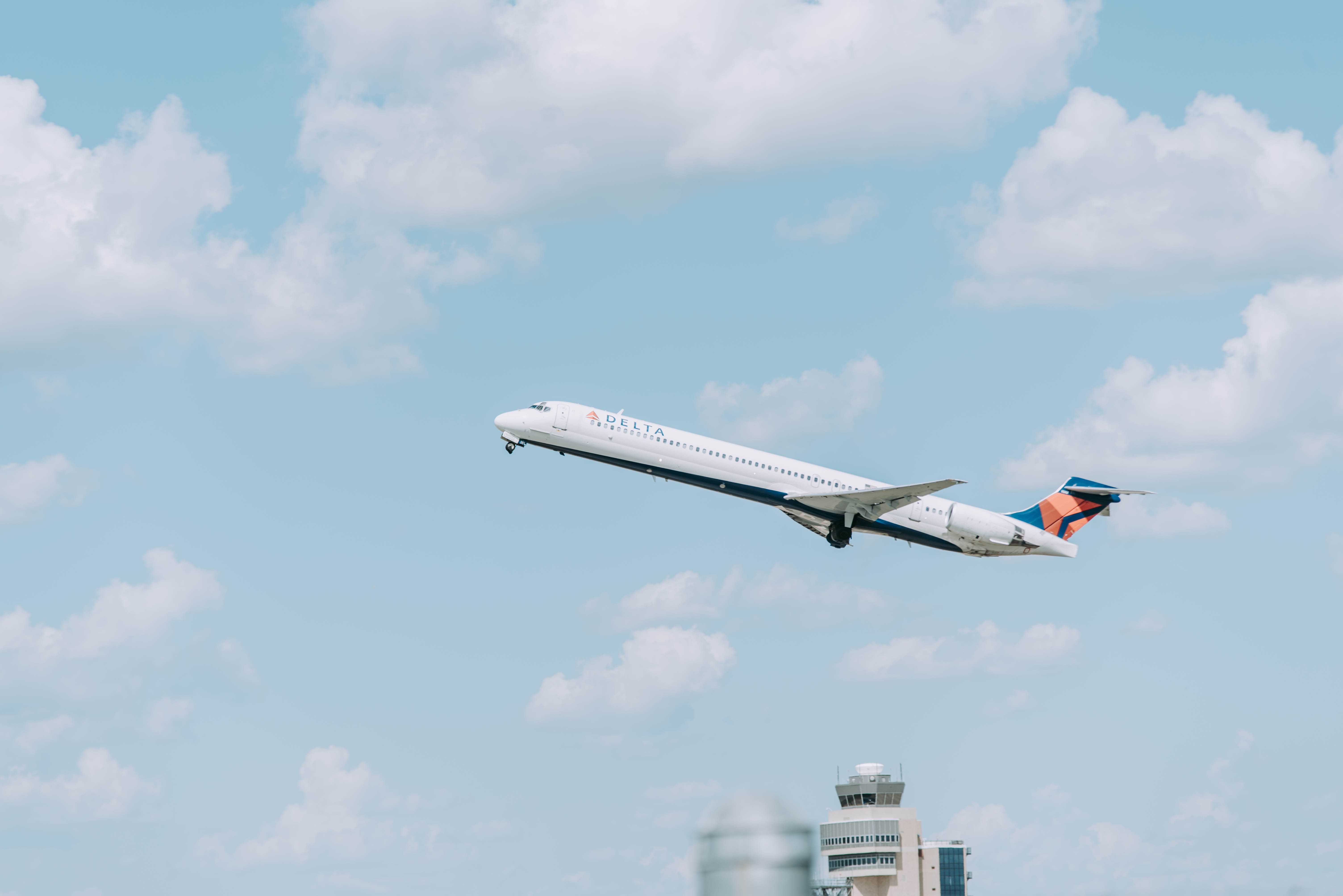 Carry-On Baggage Regulations for 90 + Airlines ( Sizes & Weight )