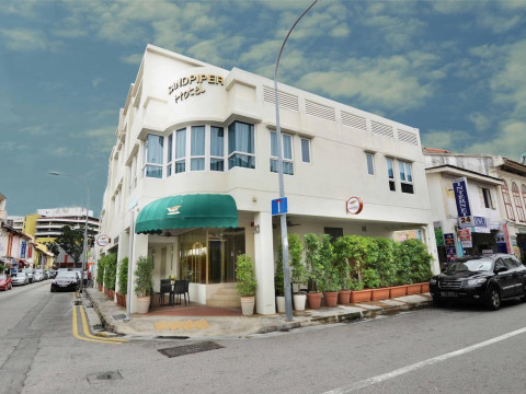 1 minute(s) from Rochor MRT Station  luggage storage