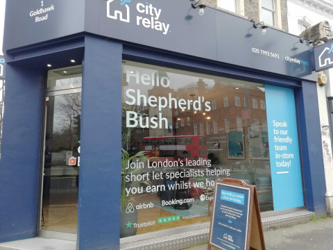 距离Shepherds Bush Station 步行4 分钟 行李寄存