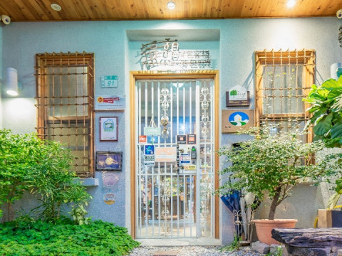 3 minute(s) from Haian Road commercial district, Guohua Street, Zhengxing Street, Shennong Street luggage storage