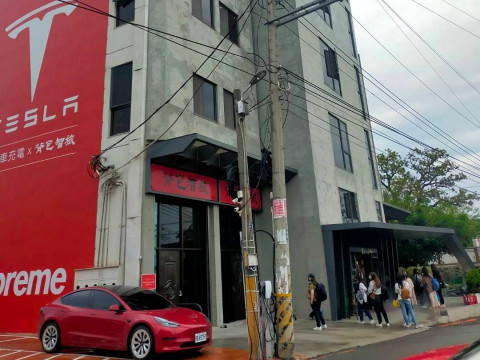 距离mrt 步行15 分钟 行李寄存