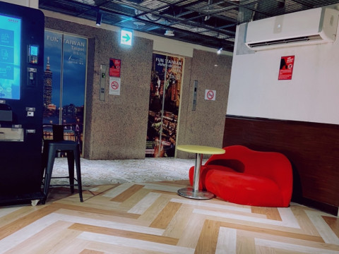 5 minute(s) from MRT Ximen No.6 luggage storage