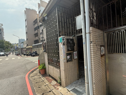 1 minute(s) from Bus - RED Line - Fuqiang Market Station luggage storage